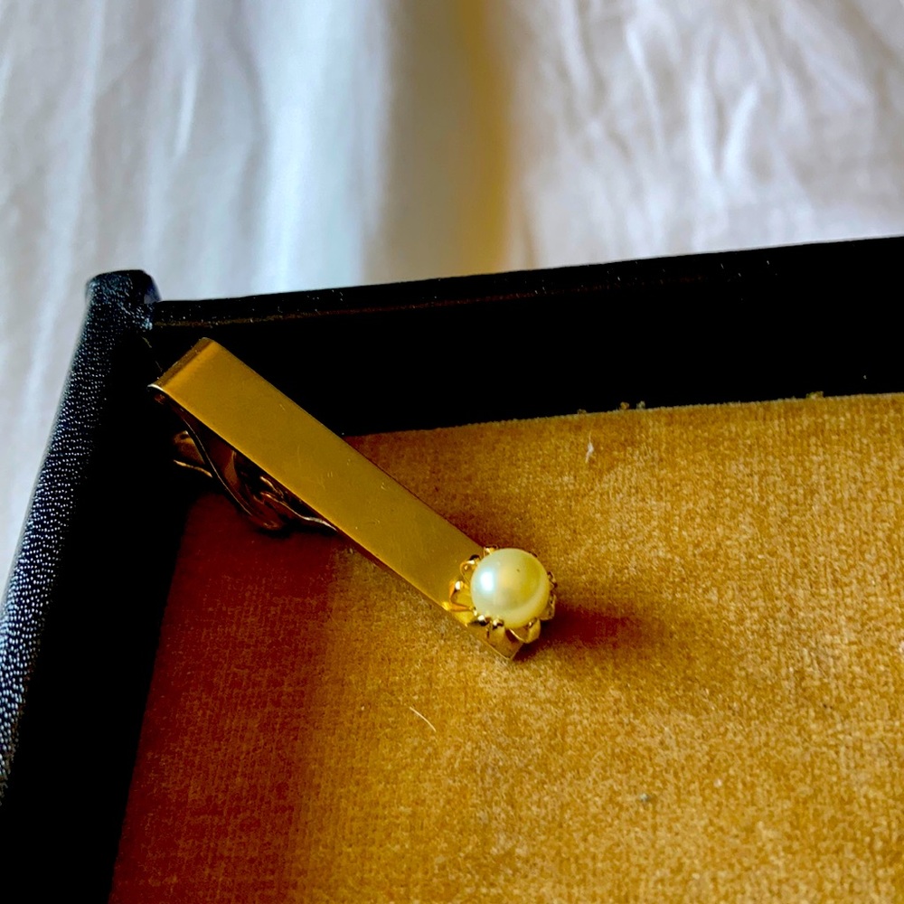 Gold and pearl tie clip